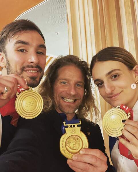 Et bravo à nos champions d'hiver Guillaume Cizeron et Gabriella Papadakis, qui ont pu comparer leur médaille d'or à celle de Gwendal Peizerat.