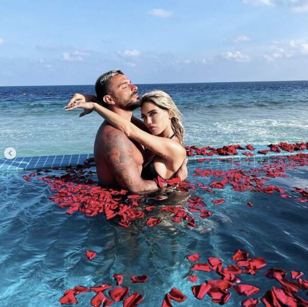 Manon et Julien Tanti nageaient littéralement dans les pétales de roses aux Maldives.