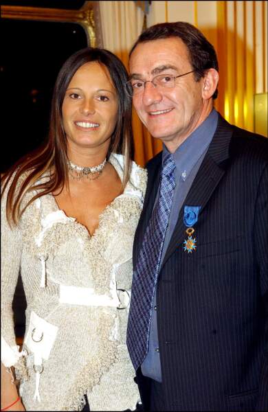 2004 - Jean-Pierre Pernaut pose avec son épouse Nathalie Marquay après avoir été fait officier de l'ordre national du Mérite par le ministre de la culture Jean-Jacques Aillagon