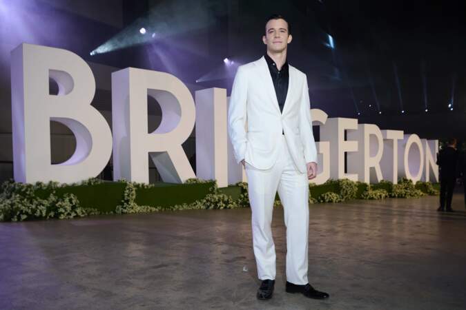 Luke Thompson (Benedict), très chic, se fond élégamment dans le décors avec son costume blanc.