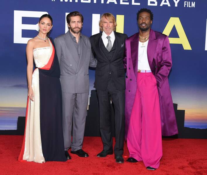 Le réalisateur d'Ambulance, Michael Bay, entouré de ses acteurs : Eiza Gonzalez, Jake Gyllenhaal et Yahya Abdul-Mateen II