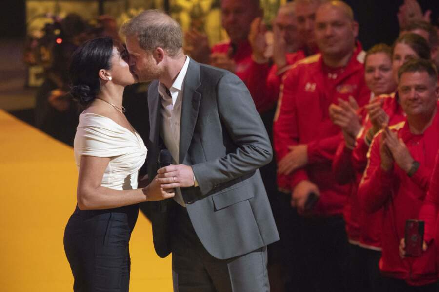 Lorsqu'ils se sont passés le micro, le prince Harry et Meghan Markle n'ont pas manqué d'échanger un baiser.