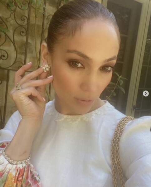 Jennifer Lopez, fraîchement fiancée à Ben Affleck, nous a montré son énorme bagouze en diamant.