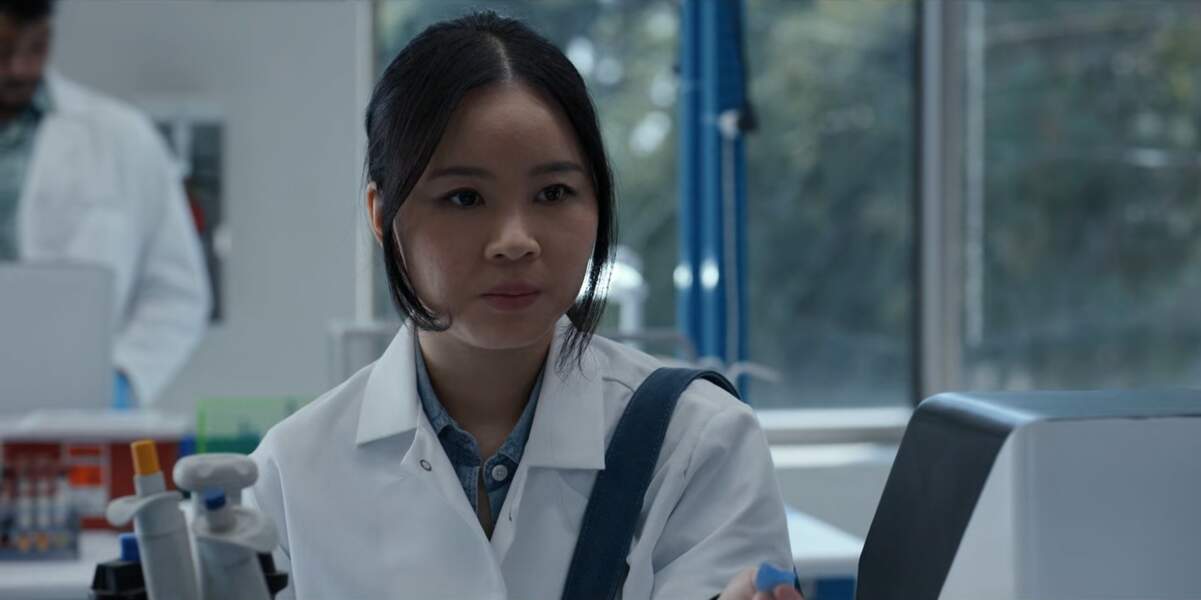 Camryn Mi-young Kim fait un travail formidable en endossant le rôle d'une scientifique...