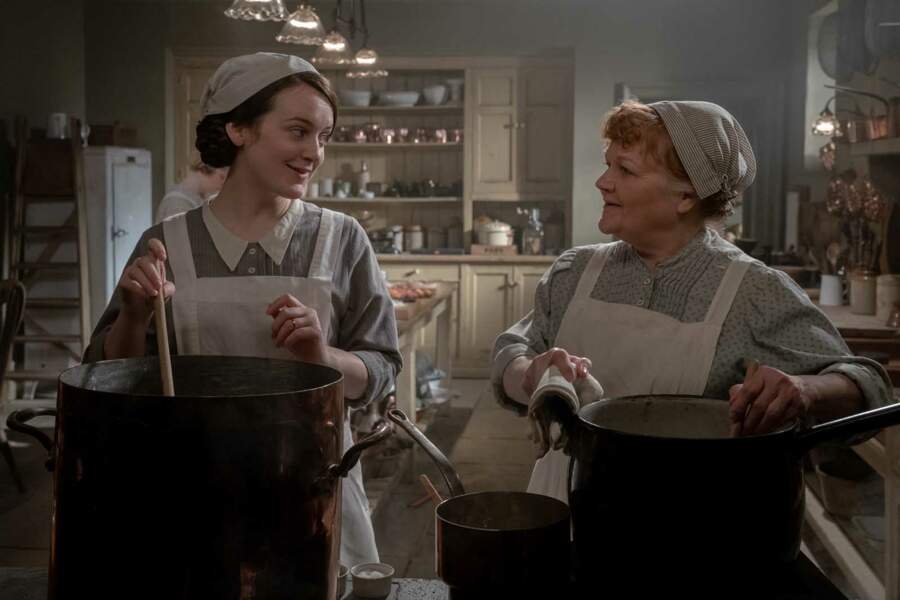 Sophie McShera (Daisy Mason) et Mrs Patmore forme une équipe unie, chaleureuse et compétente. 