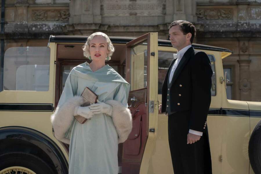 Andrew (Michael Fox), serviteur, à Downton Abbey, ouvre la porte à Myrna Dalgleish (Laura Haddock).