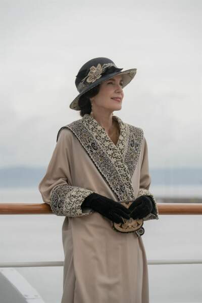 Elizabeth McGovern interprète son épouse, la riche Américaine, Cora Crawley.