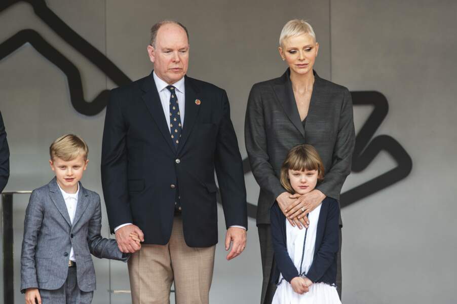 La princesse Charlene aux côtés du prince Albert et de leurs jumeaux Jacques et Gabriella pour sa première sortie officielle de 2022