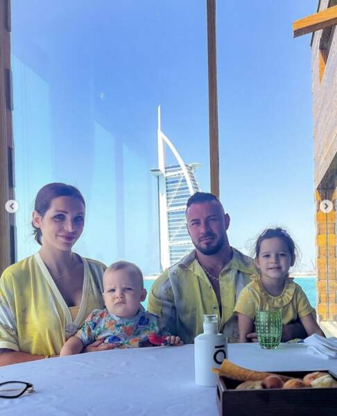 Tout aussi chou : le cliché de famille de Julia Paredes à Dubaï.