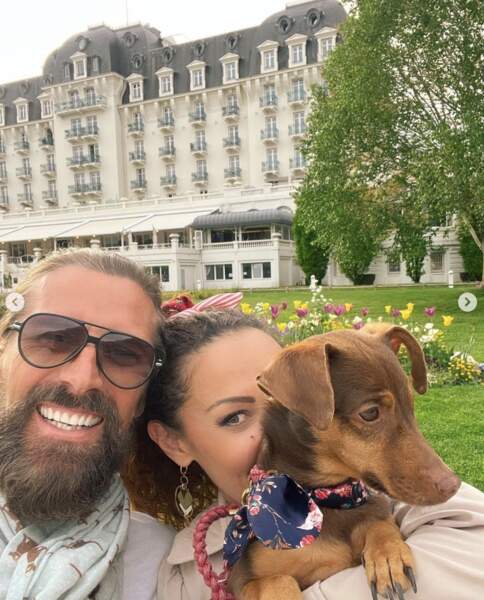 A moins que vous ne préfériez ce selfie à trois d'Emmanuelle Rivassoux, son mari Gilles et leur chien.