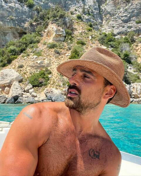 Parfait accessoire, le chapeau de paille évite à Michele Morrone (Massimo) d'attraper un coup de soleil, un coup de je t'aime…