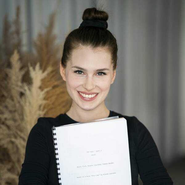 Anna Maria Sieklucka (Laura), excitée à la lecture du script de 365 jours. Il ne doit pourtant pas y avoir beaucoup de dialogues…