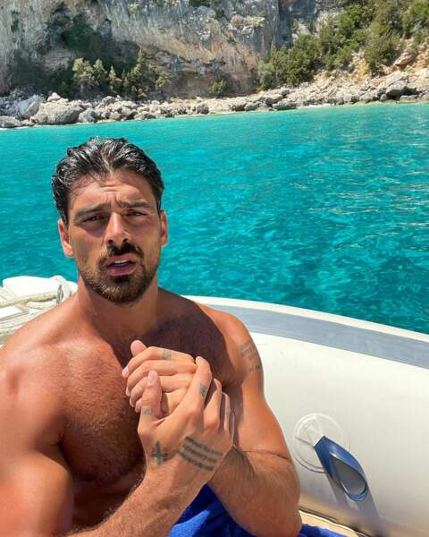 Michele Morrone (Massimo) a un principe : se baigner oui, mais toujours dans de l'eau turquoise.