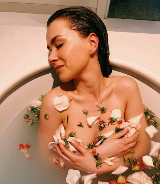 Anna Maria Sieklucka (Laura) aime prendre des pauses naturelles lorsqu'elle prend son bain.