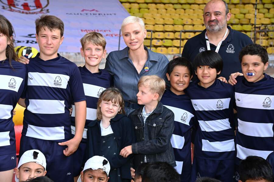 La princesse Charlene pose avec les petits joueurs de rugby monégasques et ses jumeaux