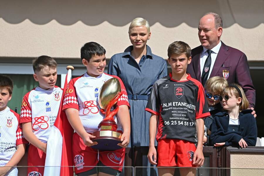 La famille princière lors de la remise du trophée du tournoi de rugby Sainte Dévote