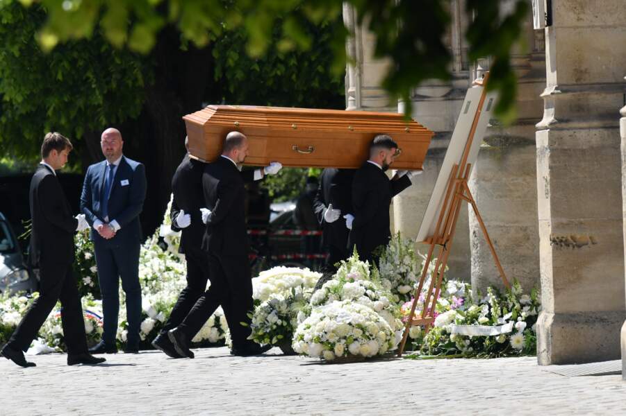 L'entrée du cercueil d'Antoine Alléno dans la Collégiale de Poissy