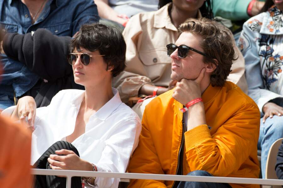 Les acteurs Lucie Boujenah et Thomas Soliveres dans les tribunes de Roland-Garros.