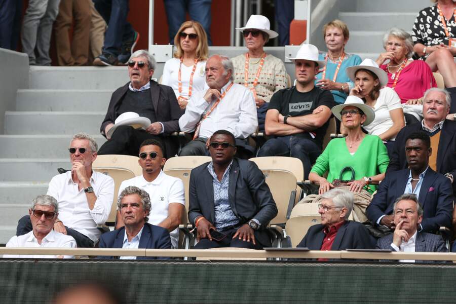 Denis Brogniart, Marcel Dessailly, Jean-Michel Larqué, Dominique Rocheteau et Arsène Wenger aperçus dans les gradins durant le match opposant Novak Djokovic à Aljaz Bedene.