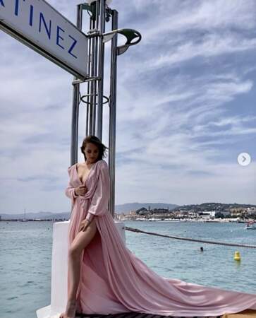 Et Mélanie Maudran était juste divine à Cannes dans cette longue robe rose. Wahou !