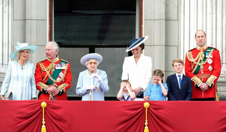 La duchesse de Cornouailles, le prince de Galles, la reine Elizabeth II, le prince Louis, la duchesse de Cambridge, la princesse Charlotte, le prince George et le duc de Cambridge, sur le balcon du palais de Buckingham, pour voir le défilé aérien du jubilé de platine