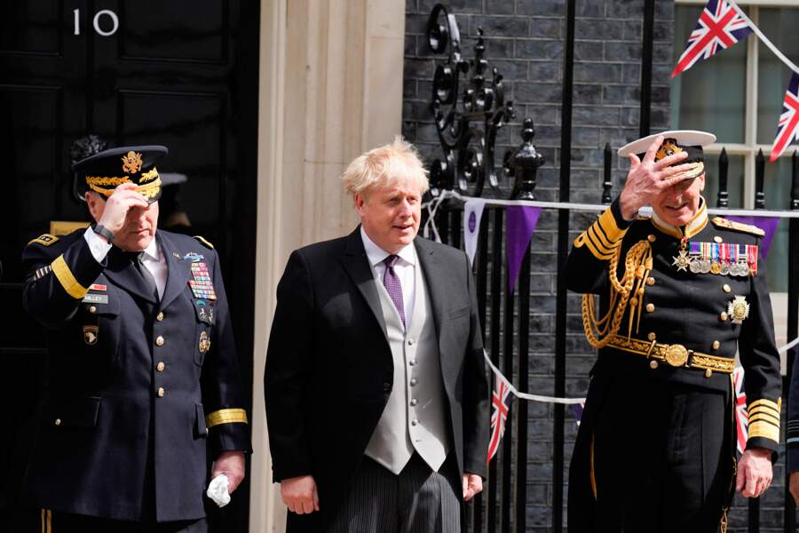 Le Premier ministre Boris Johnson pose pour une photo avec des militaires à l’extérieur du 10, rue Downing Street