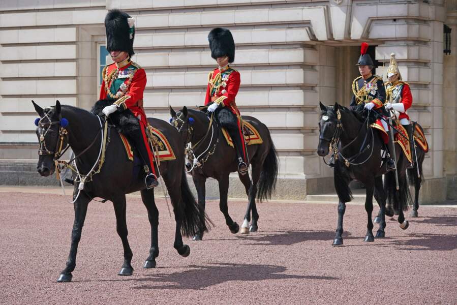 Charles le prince de Galles, colonel des Welsh Guards, Williams duc de Cambridge, colonel des Irish Guards, et la princesse Anne, colonel des Blues et des Royals