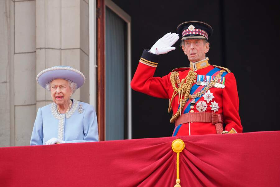 La reine Elizabeth II et le duc de Kent regardent le défilé des Horse Guards  depuis le balcon de Buckingham