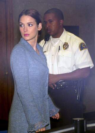 2002 : Winona Ryder arrive à la sélection du jury lors de son procès pour vol et vandalisme. 