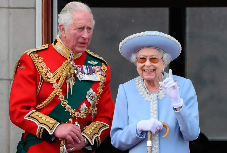 La reine Elizabeth II se tient aux côtés de son fils le prince Charles. Prêt pour les festivités!
