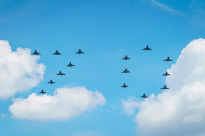 Un avion annonce '70' lors d’un survol à la fin de la cérémonie de la Trooping the Colour au défilé des Horse Guards