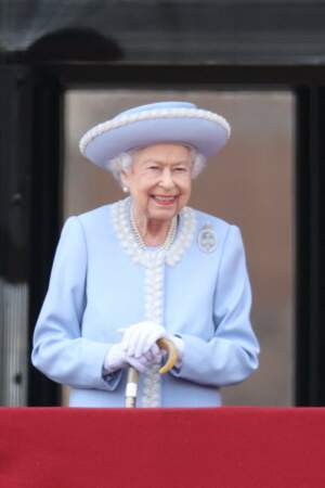 premier jour du jubilé de platine, la reine Elisabeth II souriante devant le défilé du Trooping the colour