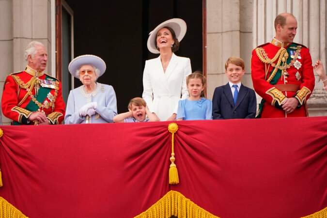 Le prince de Galles, la reine Elizabeth II, le prince Louis, la duchesse de Cambridge, la princesse Charlotte, le prince George et le duc de Cambridge sur le balcon du palais de Buckingham, assiste au défilé aérien du jubilé de platine, le premier jour des célébrations du jubilé de platine