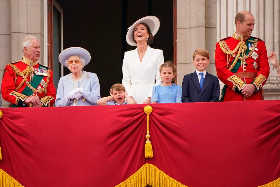 Le prince de Galles, la reine Elizabeth II, le prince Louis, la duchesse de Cambridge, la princesse Charlotte, le prince George et le duc de Cambridge sur le balcon du palais de Buckingham, assiste au défilé aérien du jubilé de platine, le premier jour des célébrations du jubilé de platine