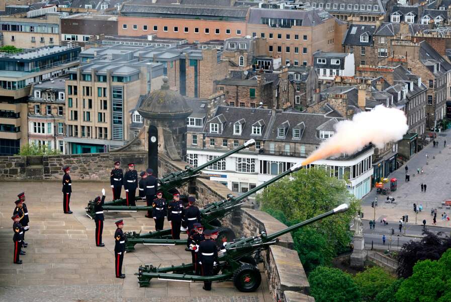 Le 105e Régiment de la Royal artillerie, The Scottish and Ulster Gunners lors de la salve d’artillerie royale au château d’Édimbourg pour marquer le début du jubilé de platine de la reine Elisabeth II