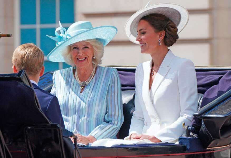 Camillia et Kate quittent le palais de Buckingham en carrosse accompagnées de George, Louis et Charlotte