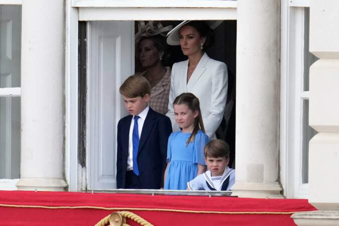 Kate au balcon de Buckingham Palace avec George, Charlotte et Louis