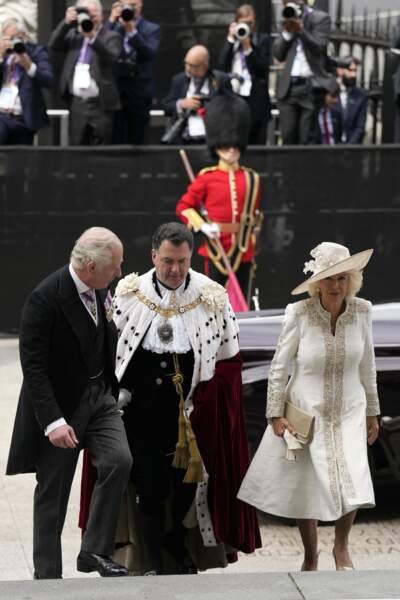 Le prince Charles et Camilla Parker Bowles accompagnés de l'Homme d'Église