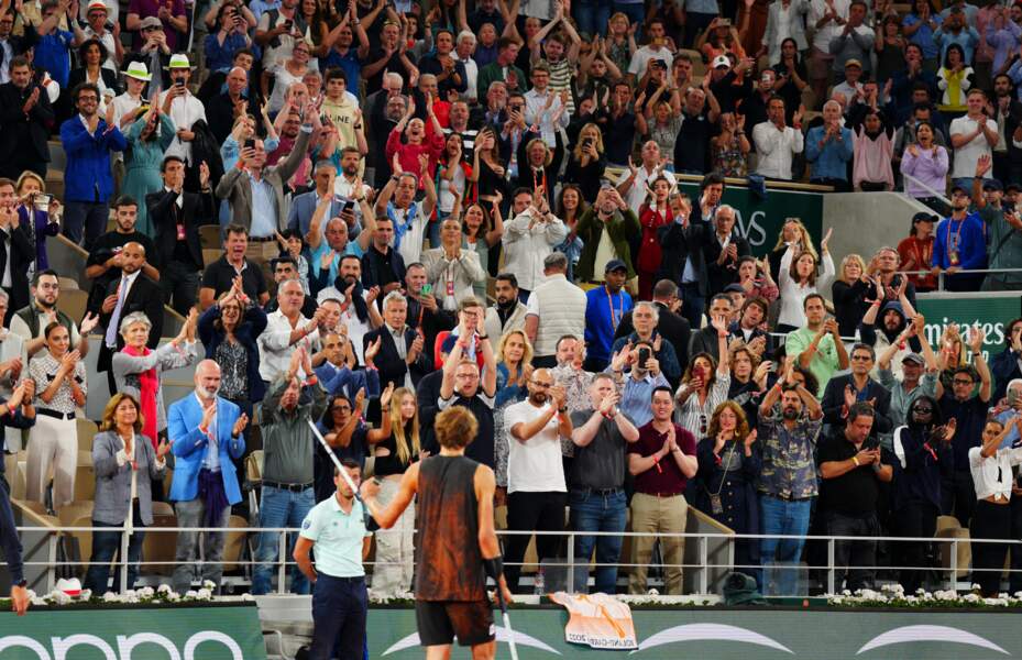 Le public applaudissant chaleureusement Alexander Zverev après l'incident qui a mis fin à son match avec Rafael Nadal.