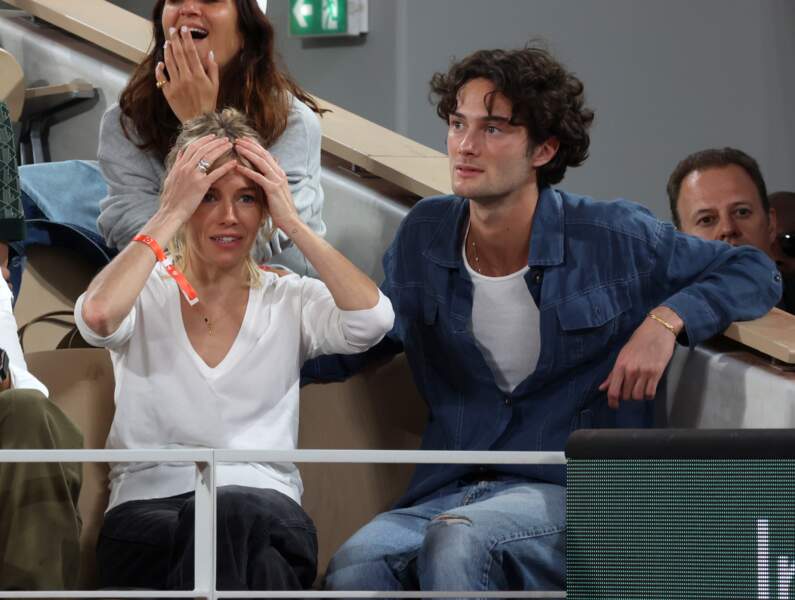 Sienna Miller était avec son nouveau compagnon, l'acteur Oli Green, à Roland-Garros le 3 juin dernier.