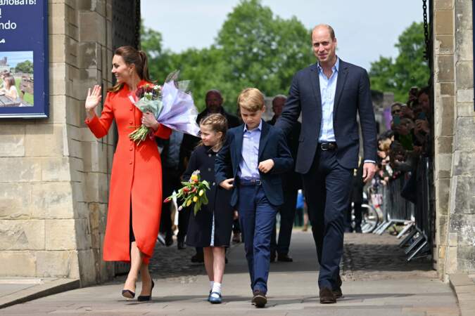 Kate, William et leurs deux aînés arrivent au château de Cardiff !