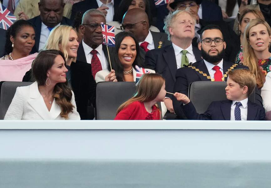 Charlotte et George se taquinant devant leur mère, Kate Middleton, au concert du jubilé de la reine