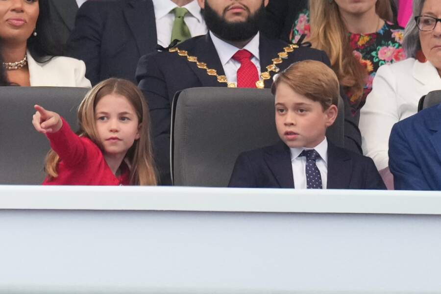 La princesse Charlotte complice avec son frère, le prince George, lors du concert du jubilé de la reine