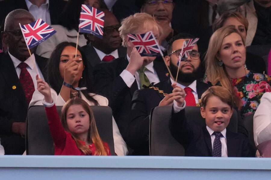 Charlotte et George levant des mini-drapeaux au concert du jubilé de la reine