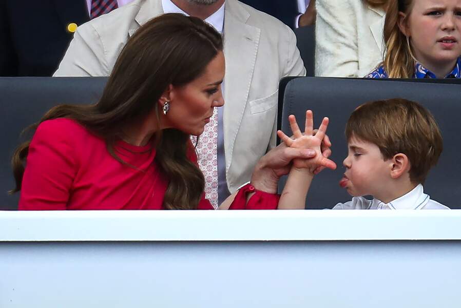 "Oh non, ça recommence !" : Kate Middleton a vécu un défilé de clôture du Jubilé compliqué ce dimanche ! 