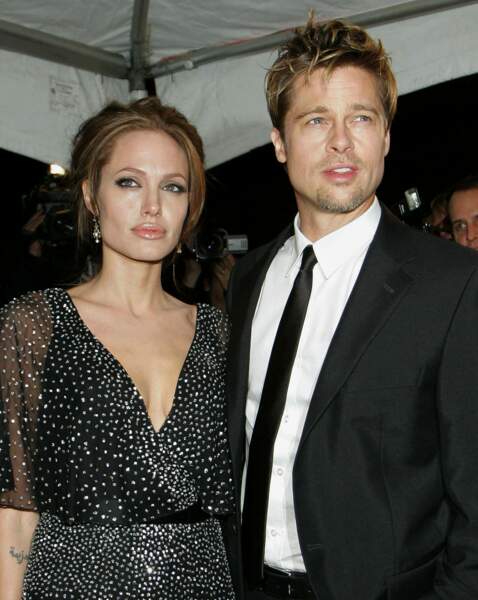 Alors qu'il est marié à Jenifer Aniston, Brad Pitt rencontre Angelina Jolie sur le tournage de Mr et Mrs Smith. Les deux se mettent par la suite en couple, avant de se marier, en 2014
