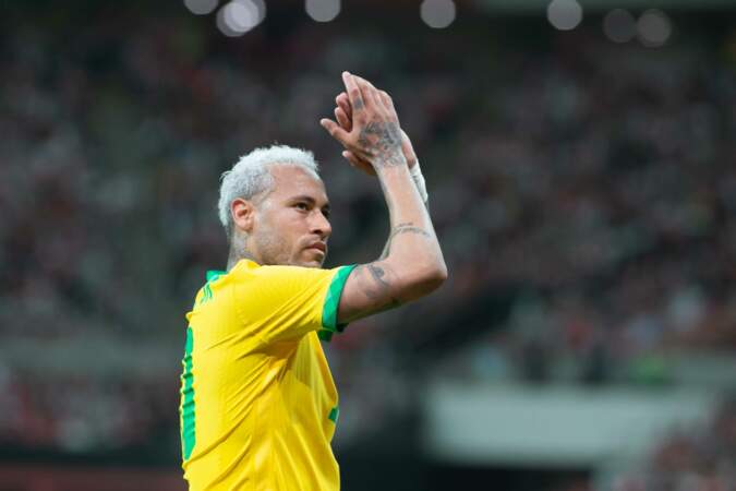 Neymar en 2022 avec ses cheveux décolorés