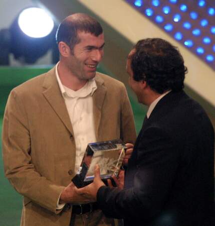 Michel Platini remet fin 2000 le trophée du meilleur joueur de l'année à Zidane .