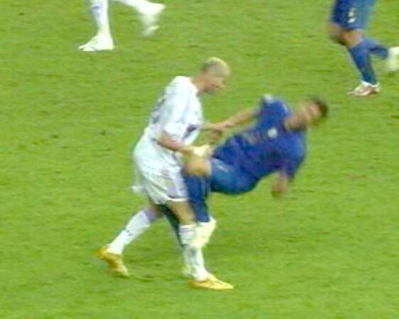 Mais en 2006 le scénario ne se reproduit pas: le coup de tête donné à Materazzi en final du Mondial met fin à la carrière de joueur de Zidane.