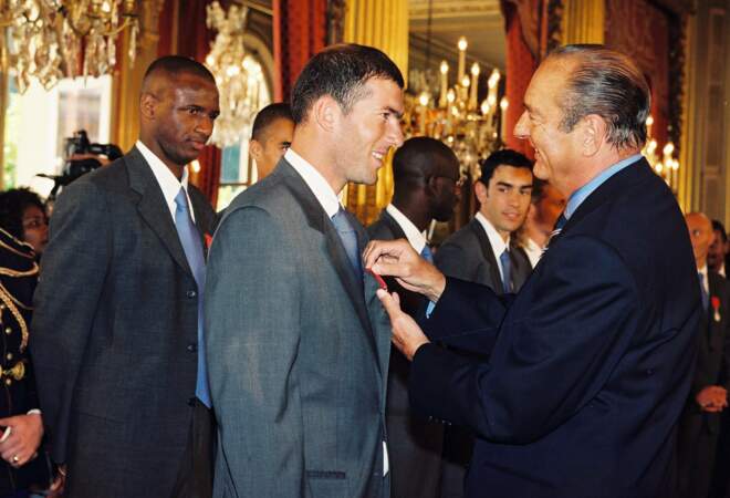 Zidane récompensé par le président de la République lors d'une cérémonie à l'Elysée.